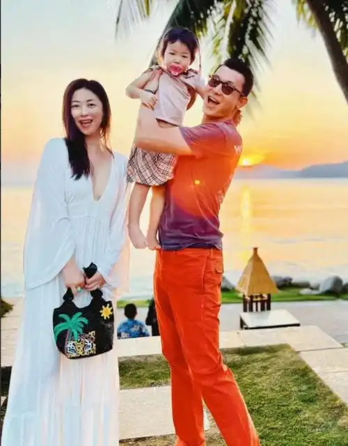 朱珠晒海边度假美照,罕见穿比基尼秀身材,全身零赘肉又辣又性感|李泉