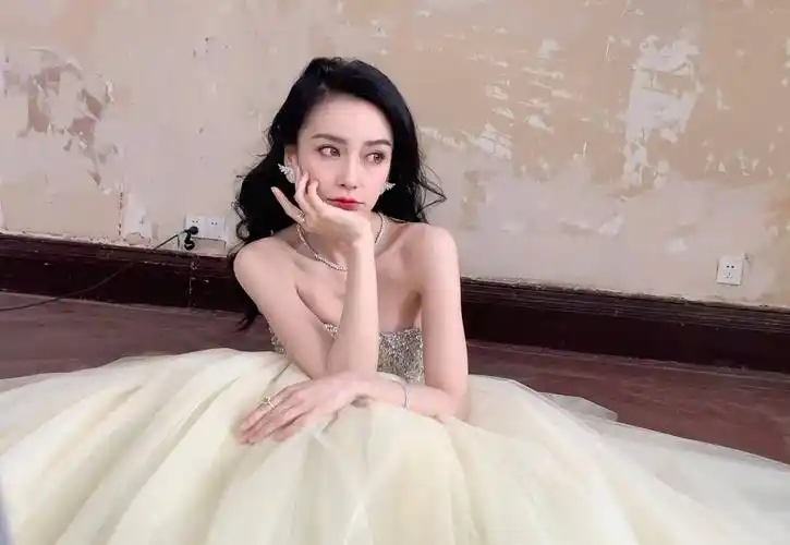 angelababy身穿晶钻华尔兹抹胸礼裙,如同童话里的公主一样_裙子_身材