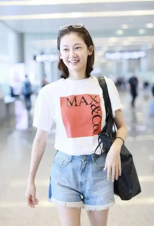 素颜的苗苗看着好清纯啊白t恤配短裤哪像是结了婚的女人