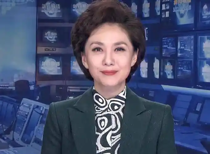 从《现在播报》到成为《新闻联播》的主持人,她的职业生涯发展得十分