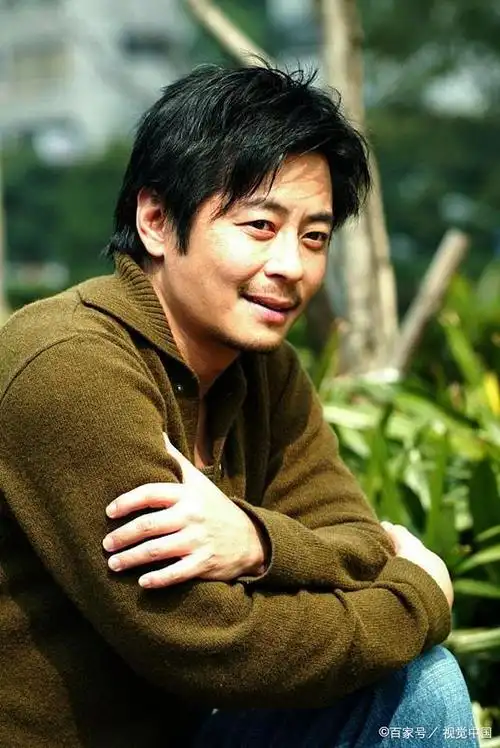 王杰的《一场游戏一场梦》一个人在夜里细听着熟悉的歌突然会想哭