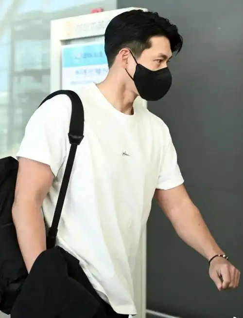 玄彬孙艺珍婚后首次亮相夫妻俩前后脚现身机场共赴美国度蜜月