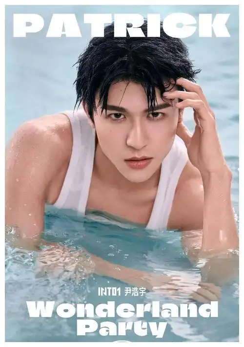 into1全员湿身泳池预告照米卡秀腹肌白色背心成最爱单品