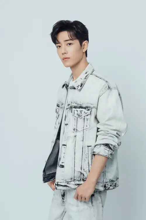 肖战最新消息 手绘封面向爱而行