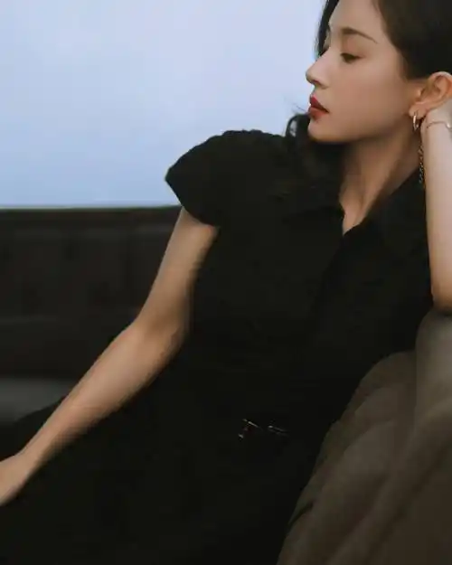 王子文很适合中长发,一身小黑裙优雅大方,金耳环大红唇复古摩登_黑色