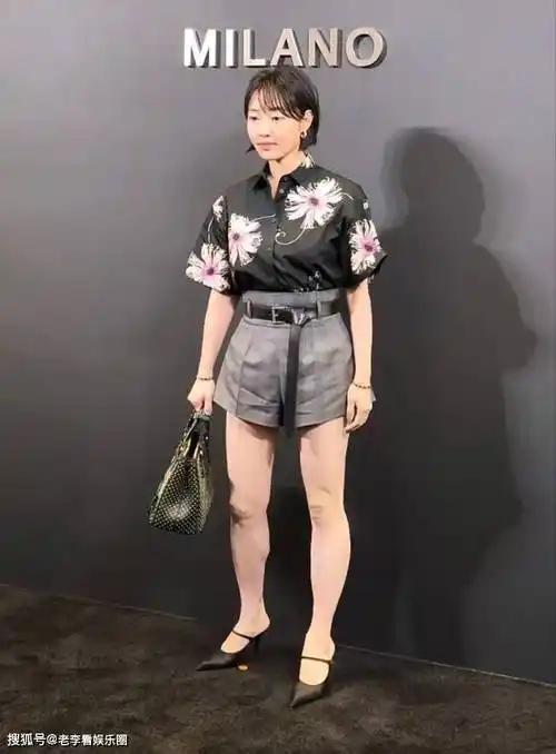 白百何性感复出网友发现其膝盖异常果然是人老先老腿