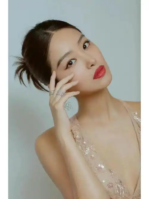 杨采钰真豁得出去肉色深v羽毛裙若隐若现尽显美艳动人