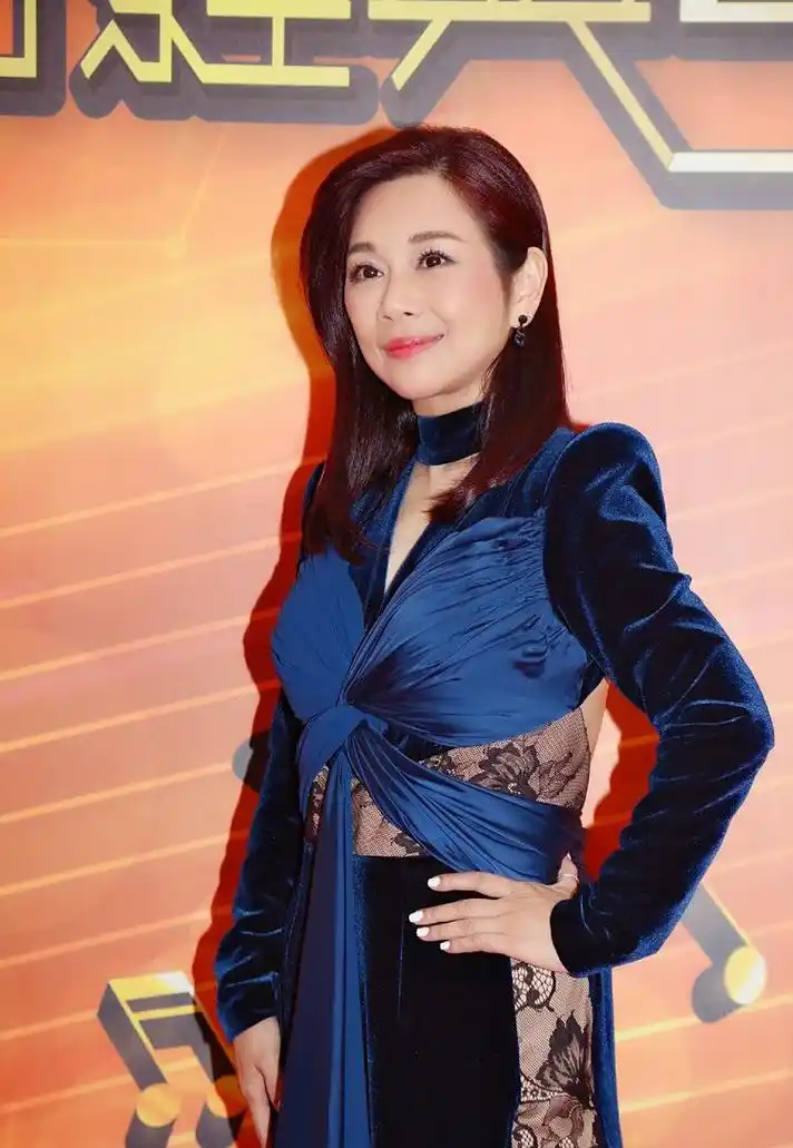 原创48岁陈松伶造型踩雷?穿蓝丝绒连衣裙显老气,蕾丝"封腰"吸睛!