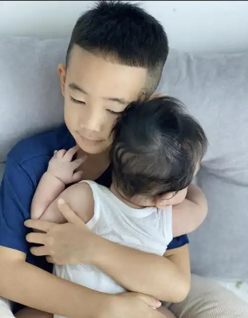 陈小春|应采儿晒近照秀美腿,贴心为二胎儿子买婴儿车,满脸幸福