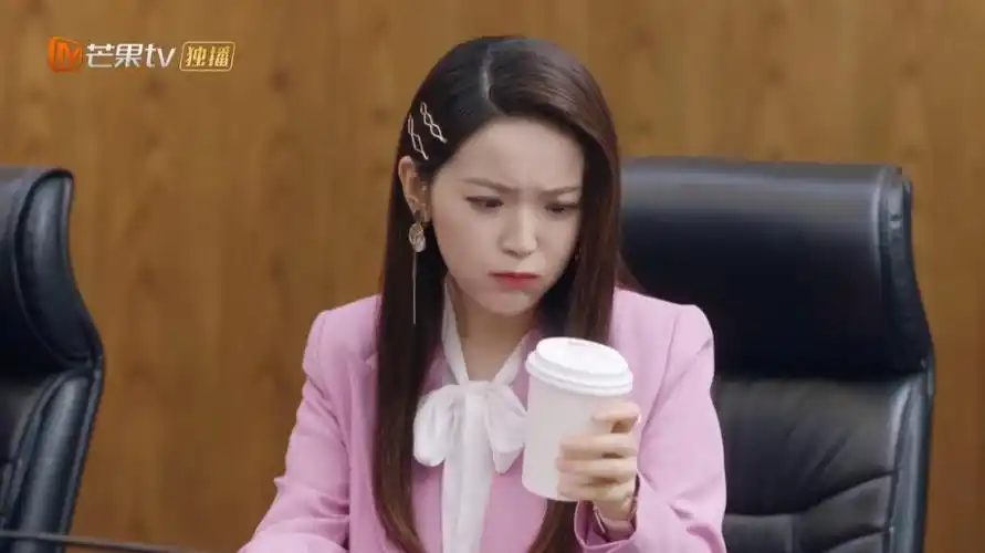 哈哈哈,突然想到第一集李浅被设计喝美式是因为顾柘的动作太亲密了,而