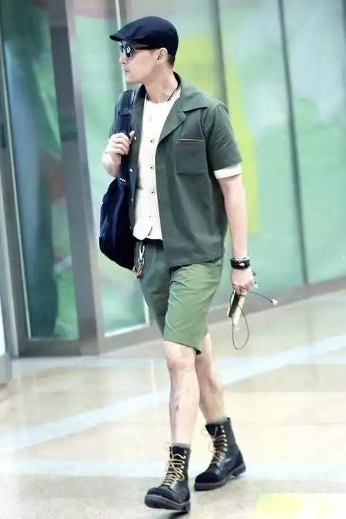 胡歌把机场变秀场军绿色套装搭马丁靴美式型男范十足