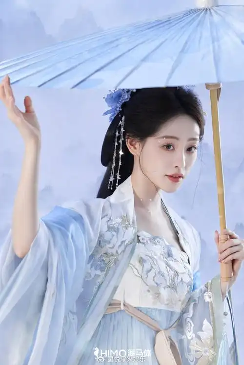 这组国风写真中,祝绪丹身着多款古装服饰,搭配不同头饰,每一款都展现