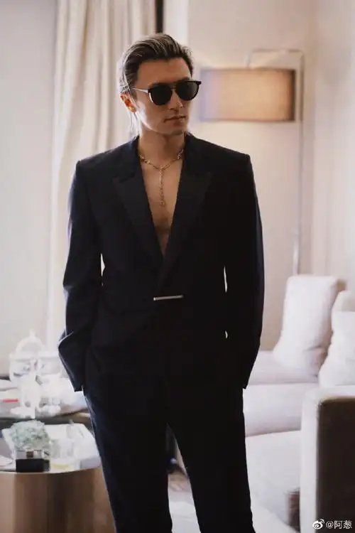 谢霆锋真空西装太顶了