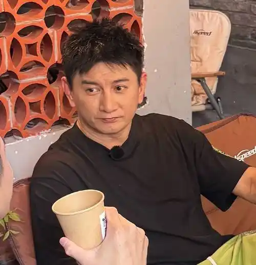 54岁吴奇隆在上海,路人视角看起来有点矮,细节暴露真实婚姻状态