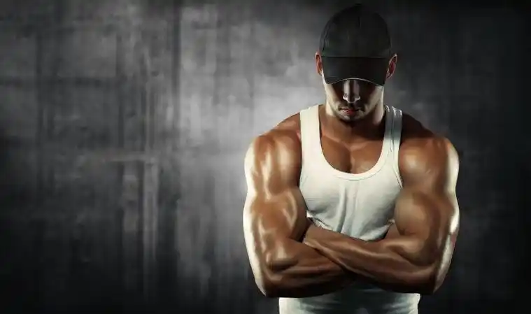 在健身房健美的肌肉男子