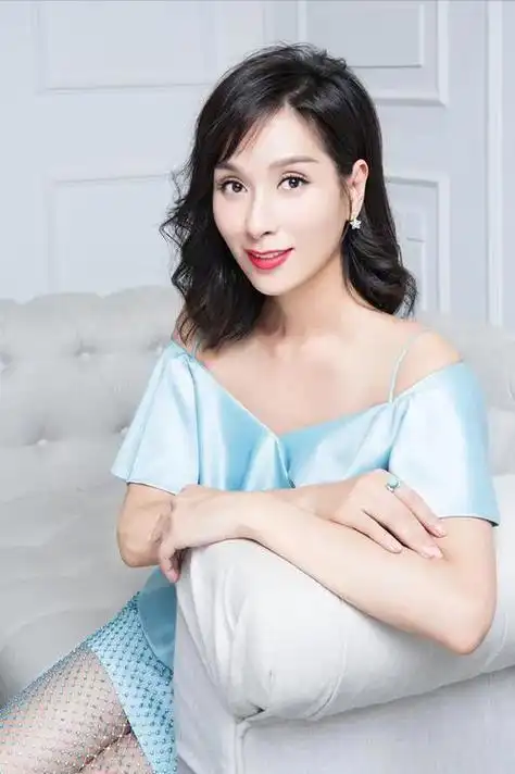 2021年,一场生日宴,撂倒六位主持人,上海首富周正毅怎么做到的