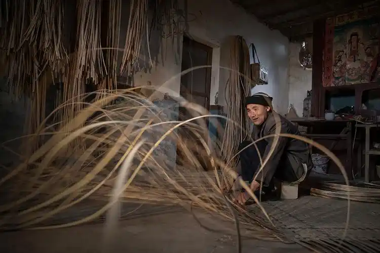 传统手艺老篾匠打晒席-第三届全国医务人员摄影大展 生命之光投稿区-