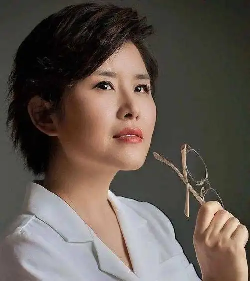 女主持人王宁近照,漂亮有气质!网友:王宁,才是目前央视一姐!_网易订阅