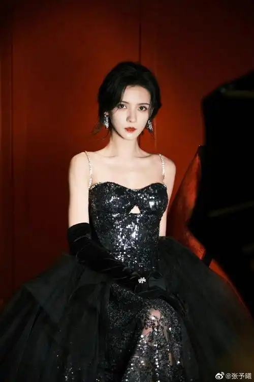 肤白貌美大长腿性感撩人|张予曦|抹胸|露肩_新浪新闻