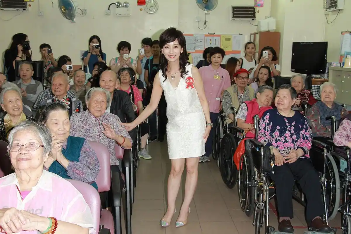 我依稀记得这张照片,61岁的赵雅芝去养老院看望"老人"!