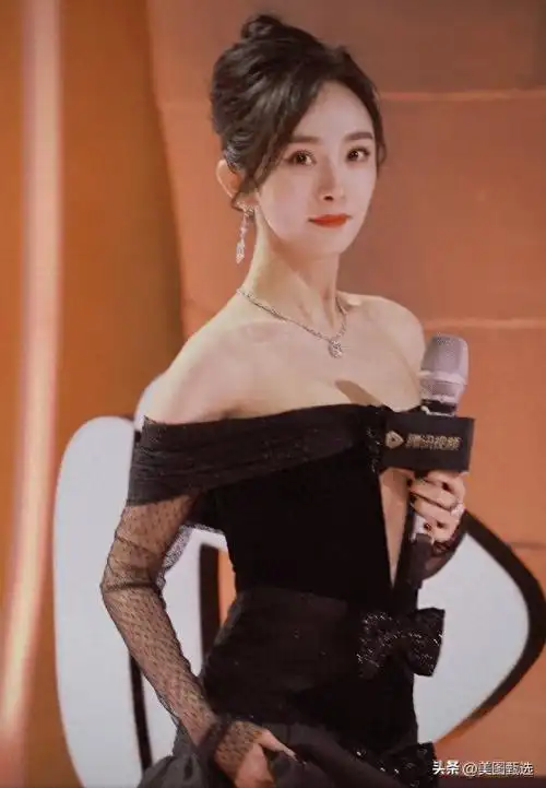 杨幂拾光盛典身材火