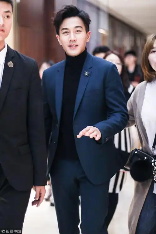 刘恺威宝蓝色西装搭高领衫成熟绅士 温柔冲镜头微笑风度翩翩