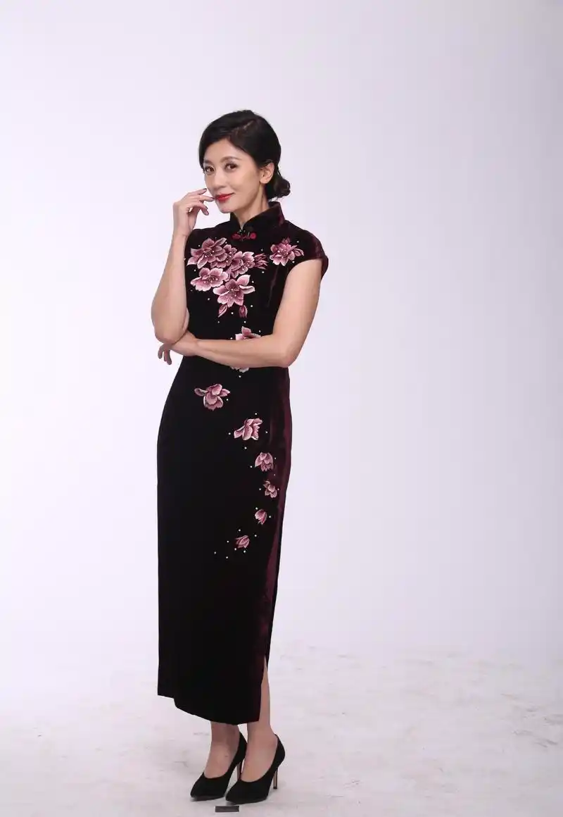 贾静雯丝毫不显老腿长颜值高46岁的她穿旗袍也好看