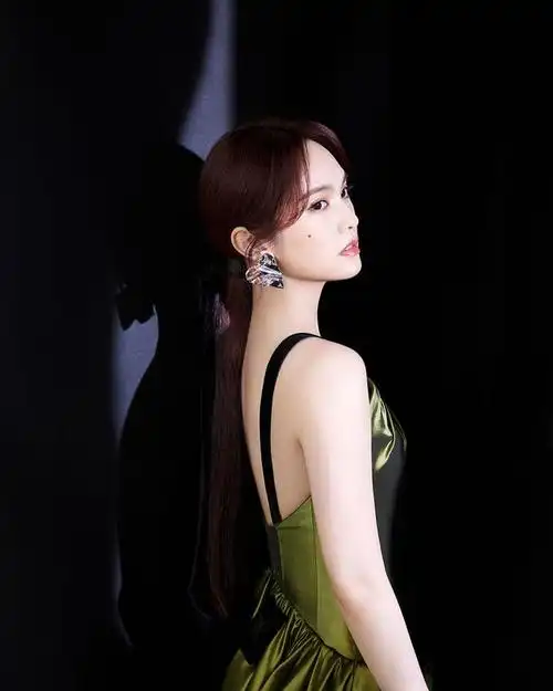 杨丞琳声生不息献唱越难越爱墨绿色吊带裙造型宛如夏花