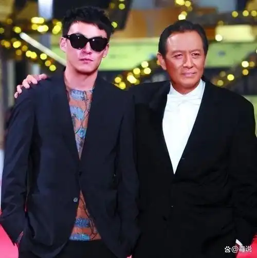 涨知识了原来他们是亲父子看似八竿子打不着但长相骗不了人