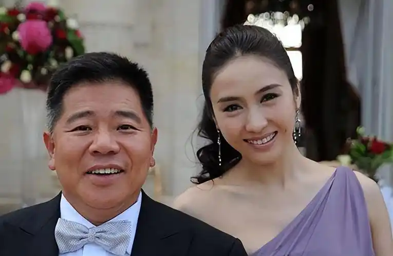 无数人当成心中女神的黎姿,在拒绝了诸多狂蜂浪蝶,先后邂逅了三任男友