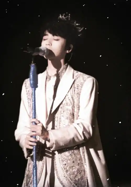 王俊凯十周年不仅戴了荆棘王冠,还有dior西装全球首穿,es高定和cl红底