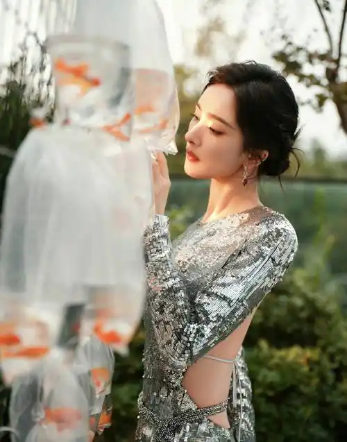 杨幂穿上飘逸银色长裙,瞬间变身仙女!美丽达到新高度