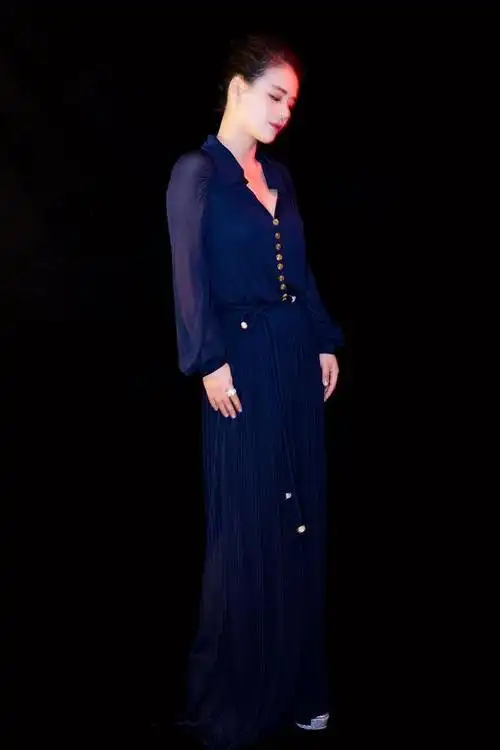 马思纯深v蓝长裙尽显端庄大气,网友:美翻了__凤凰网