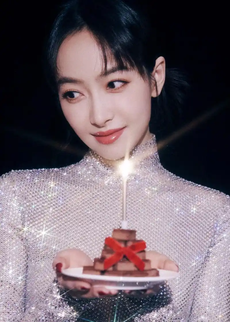 宋茜庆生照曝光,性感迷人 宋茜庆生照曝光,身穿紧身亮片长裙,手捧蛋糕