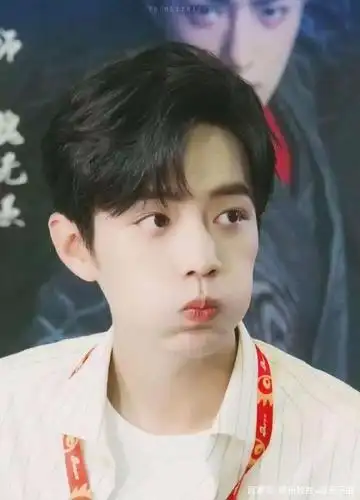 而生活中肖战也有这一面哦,嘟嘟嘴的肖战特别特别可爱,大家一起来看看