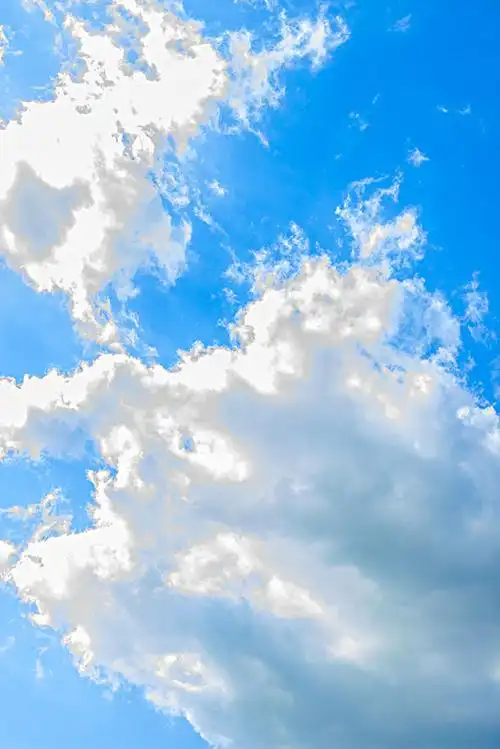 晴天逆光拍摄多云的蓝色天空