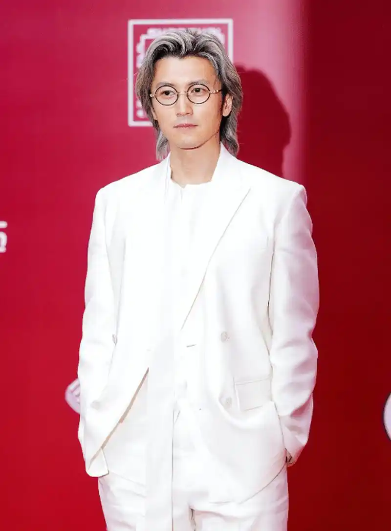 42岁的谢霆锋,6月9日参加第25届上海电影节,他穿一身白色的休闲装,梳