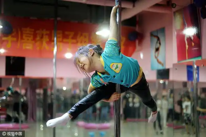 女童苦练钢管舞身体扭曲痛到流泪 夺全国少儿组冠军 梦想要进国家队