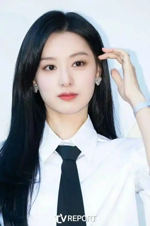 金智媛的黑长直 白开水妆容,整体更清冷大方,所以被大家叫"老公姐".