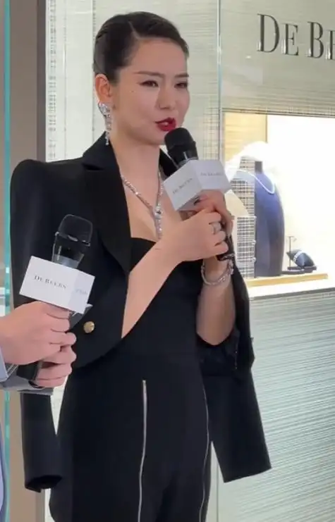 戚薇刚生完二胎时体重一度达到150斤,现今130斤的她已经成功减重了20