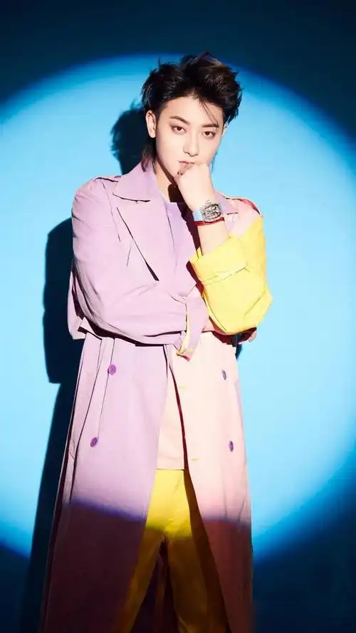 演员黄子韬炫酷又帅气来看写真照