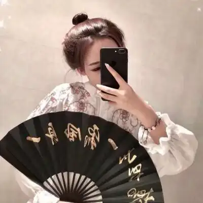 拿扇子黑色酷酷的女生头像