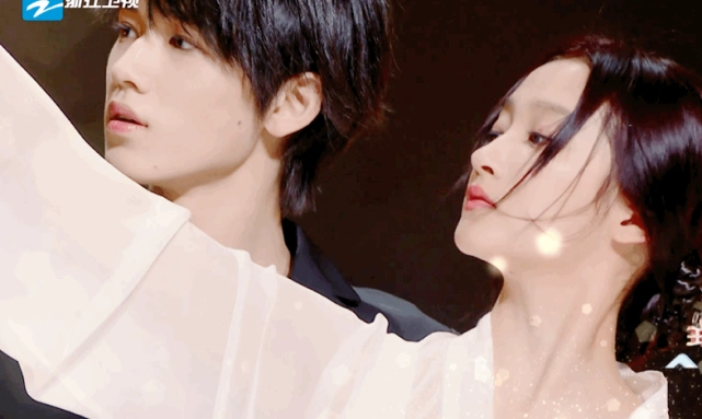 宋亚轩不小心摸住关晓彤腋下,看女方嘟囔了啥?素质真装不出来