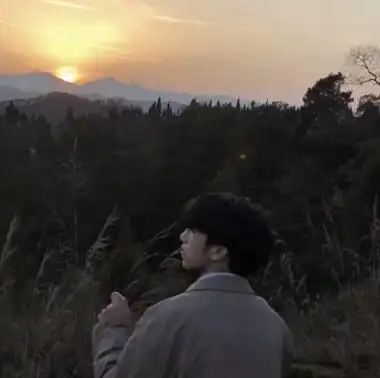夕阳男头像"如果夕阳能想你这么美,那我宁愿永远守护着你,守护着我的