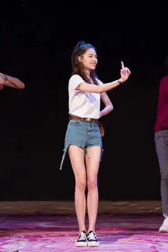 钟楚曦登杂志封面,穿紫色挂脖超短裙尽显苗条身姿,这腿太出挑了