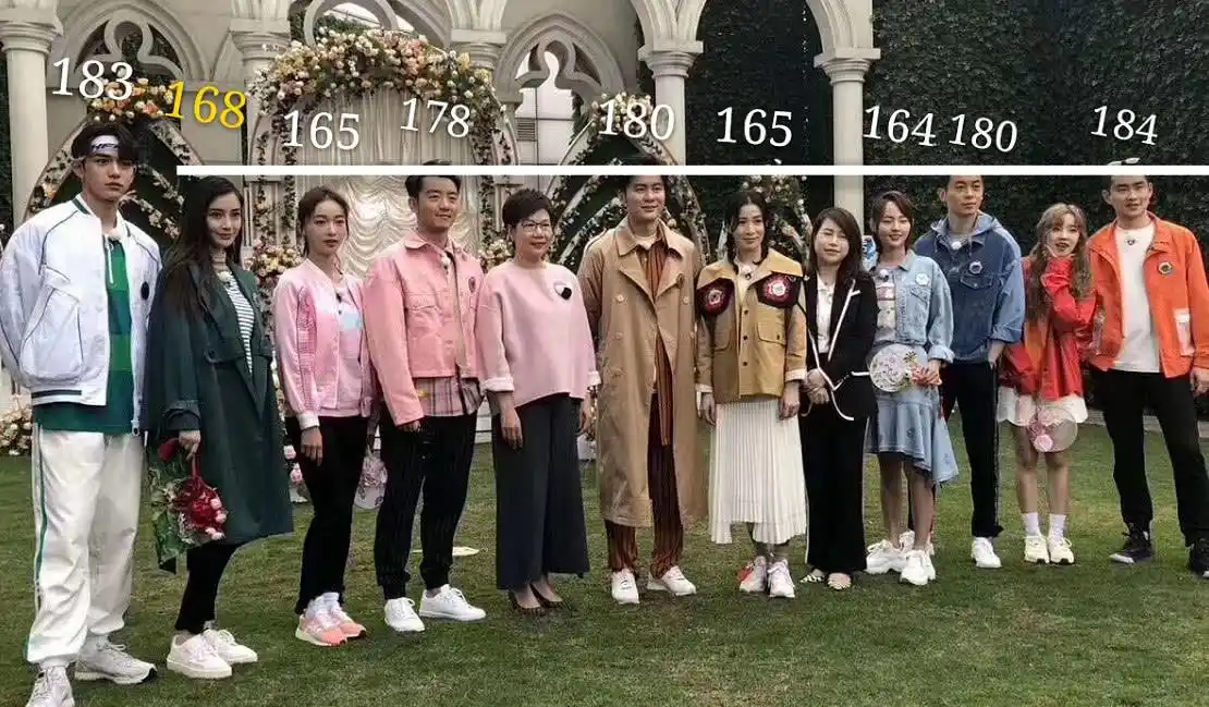 168杨颖和165吴谨言站一起,谁的身高最真实,瞬间一目了然