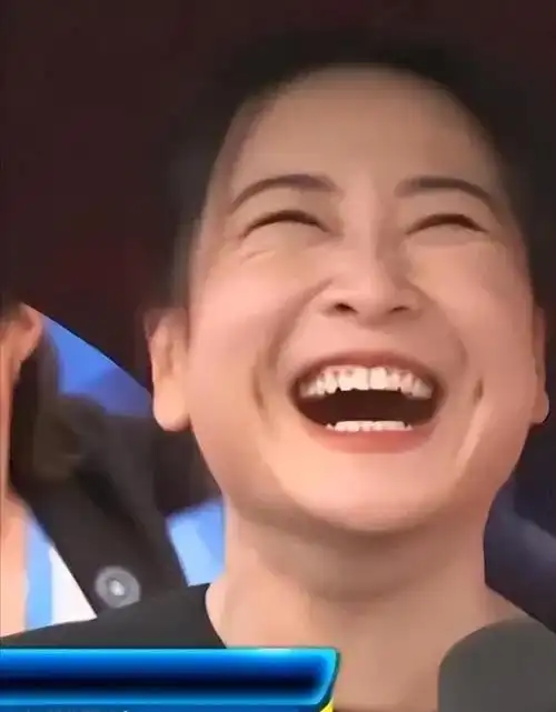 在巴黎笑的满脸褶子的贾玲,狠狠抽了内娱一个大逼斗!