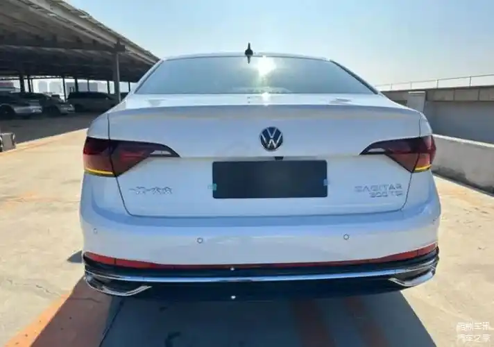 综上所述,大众速腾凭借其优秀的性价比,时尚的外观设计,精致的内饰