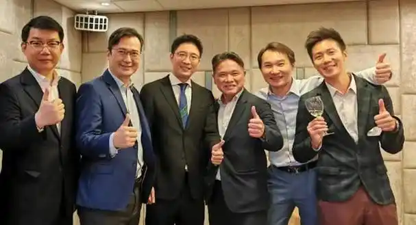 除了大家熟知的霍震霆家族传承和霍启山的迷人魅力外,还有一位鲜为人