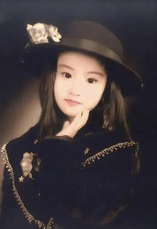 组图:从小美到大!刘亦菲幼儿园毕业留念照曝光 小天仙超可爱